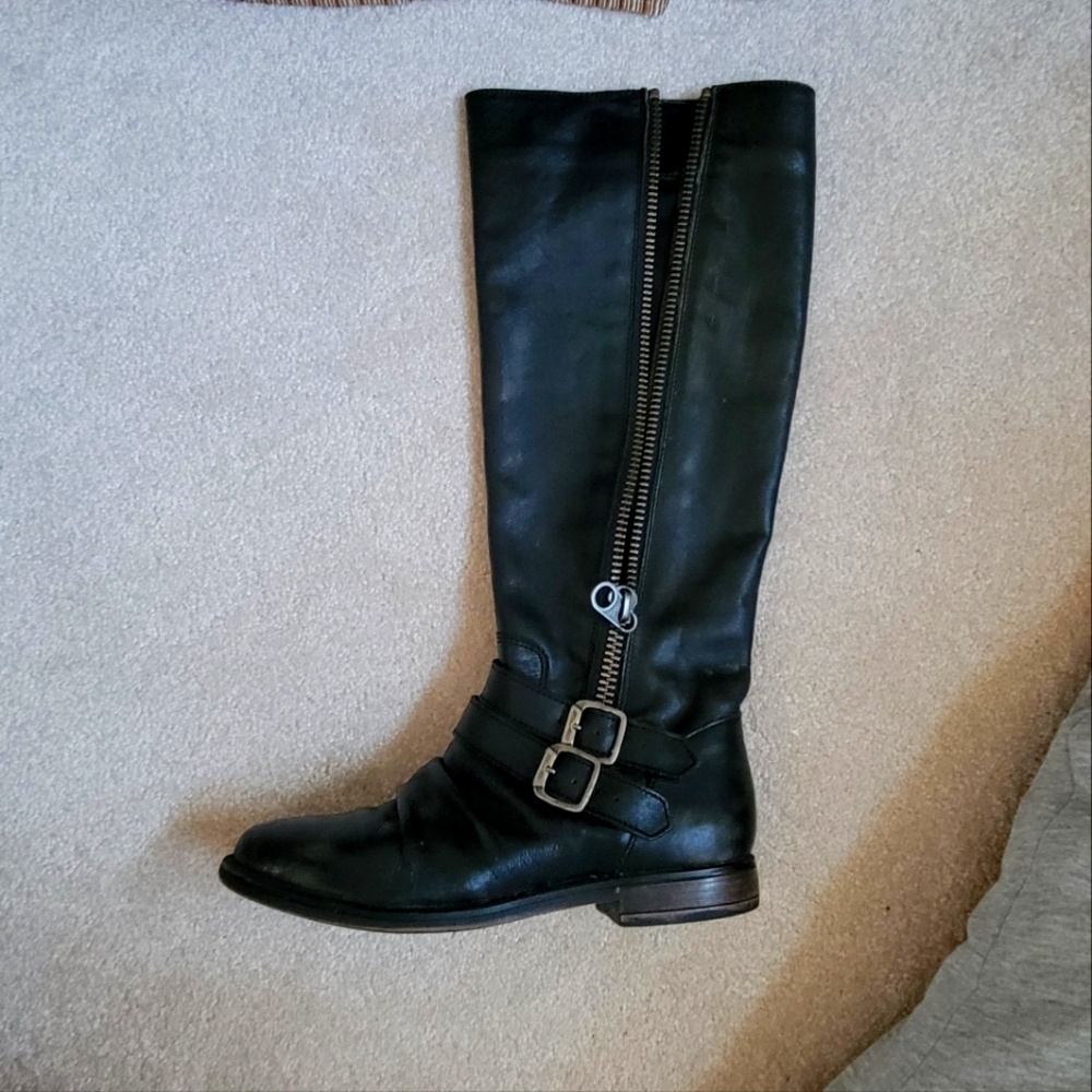 Black boots with buckles